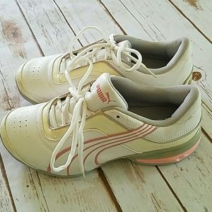 Girls PUMA athletic shoes. New no box. size 6.